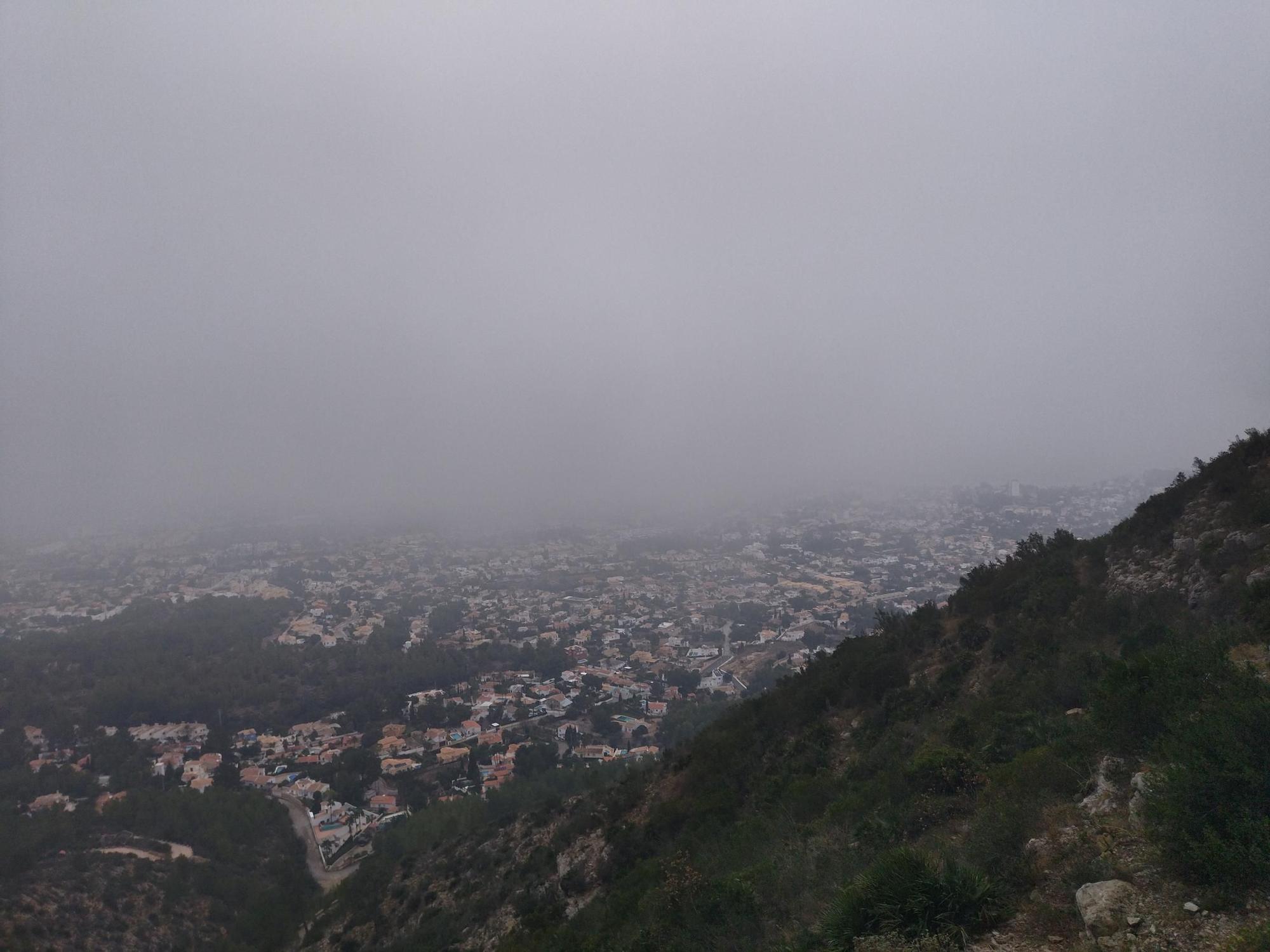 Imágenes: la Dénia brumosa desde el Montgó