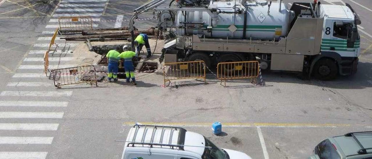 Operarios de Aqualia trabajando en el pozo de bombeo situado junto al consistorio de Cangas. // G. Núñez