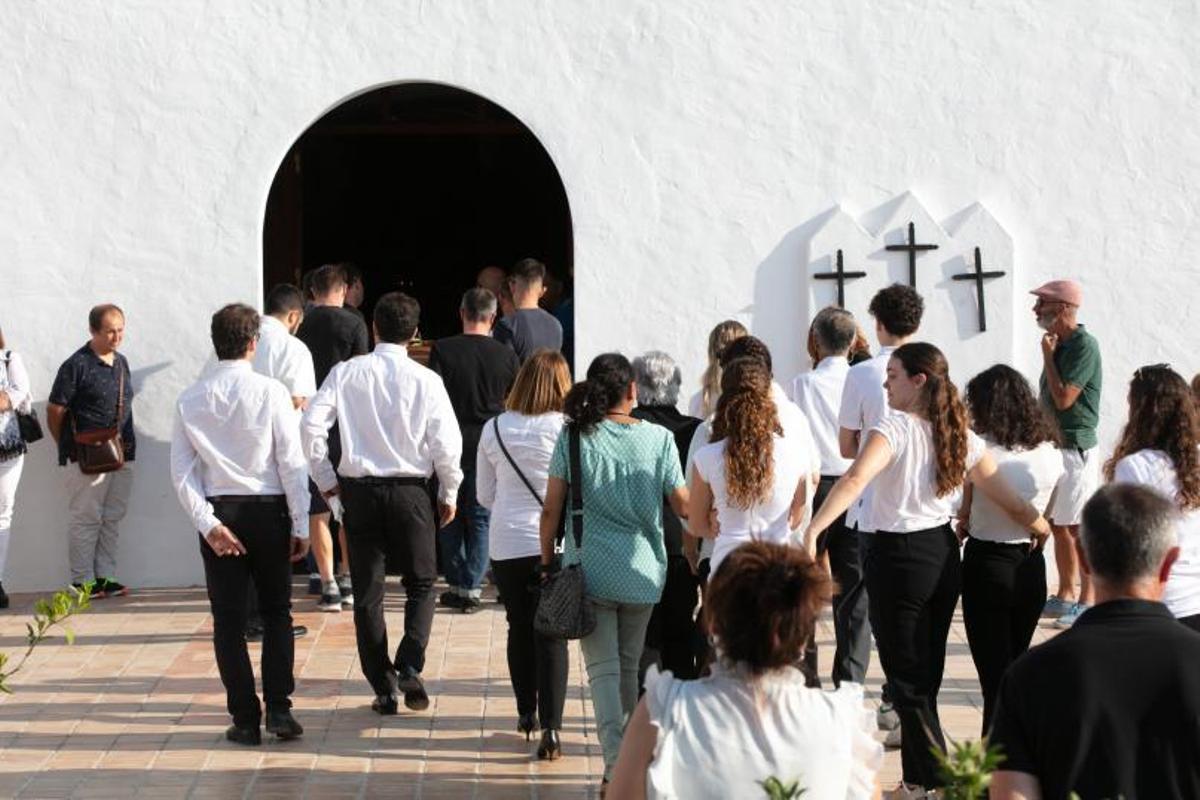 La familia del difunto sigue al féretro en su entrada a la iglesia. | VICENT MARÍ