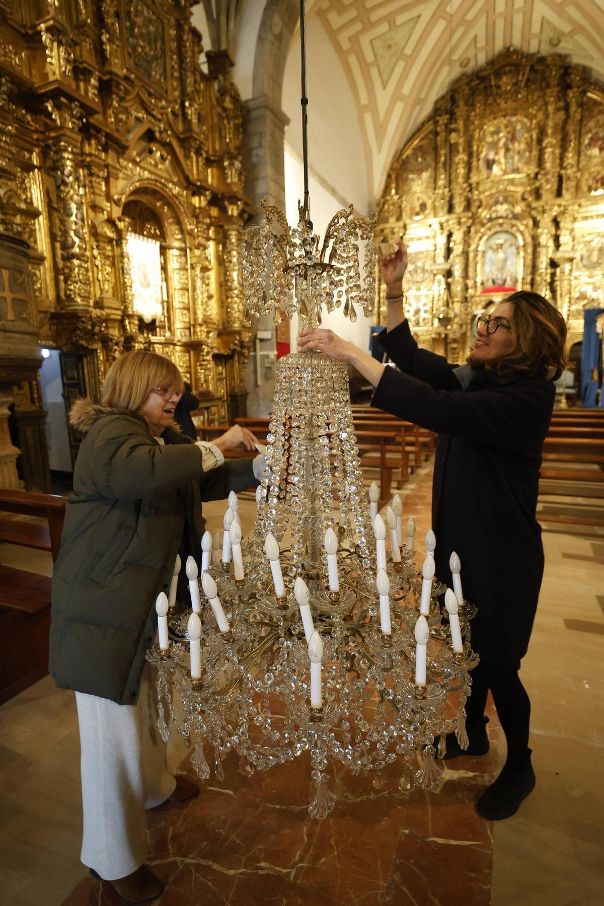EN IMÁGENES: La iglesia de Luanco ya presume de su lámpara restaurada