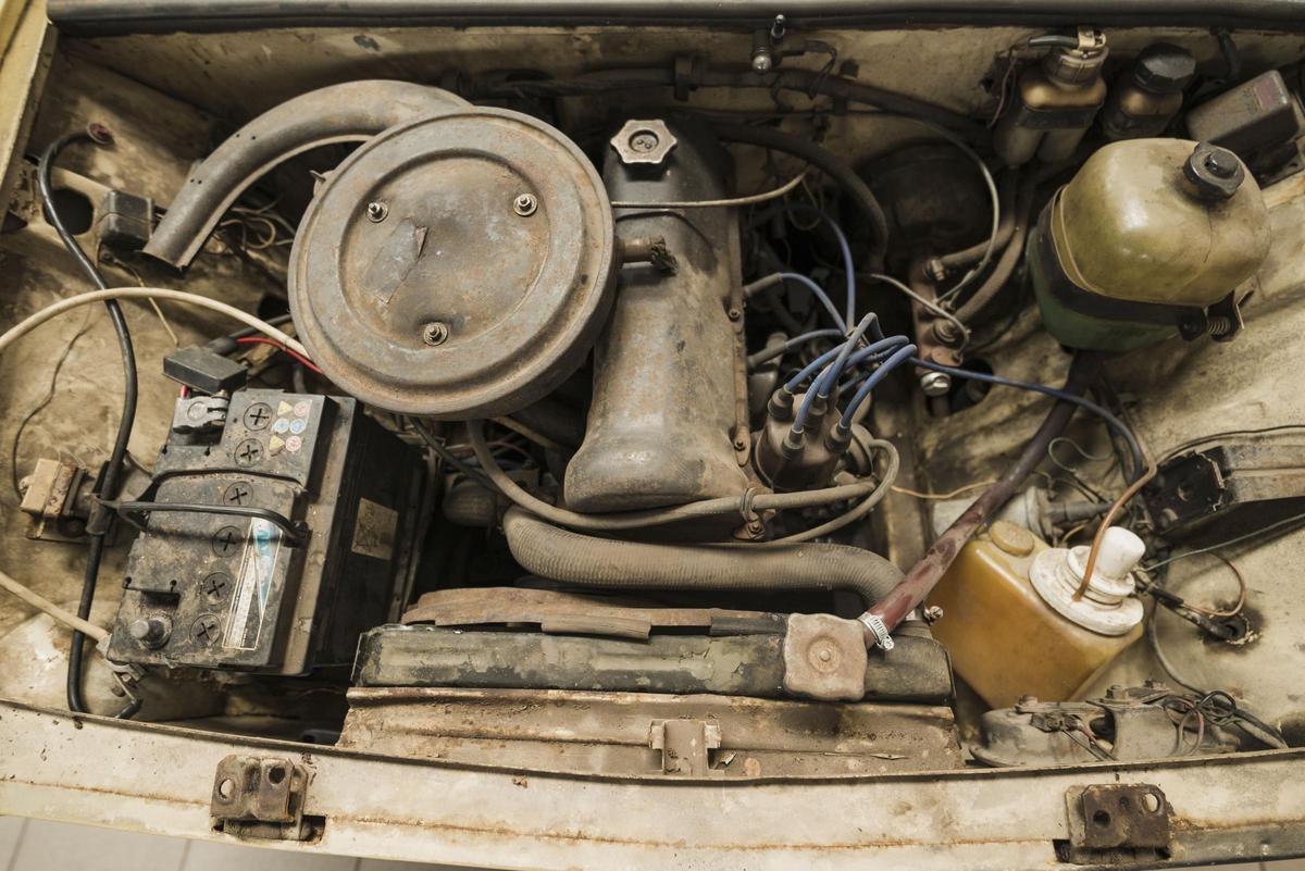 Motor de un coche sucio y en mal estado