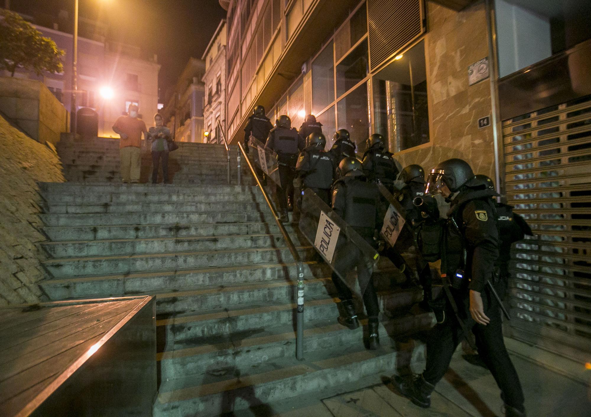 Un grupo de jóvenes negacionistas se enfrenta a la Policía Nacional en el centro de Alicante