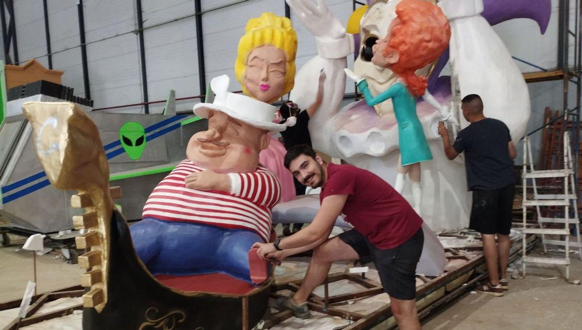 Borja González, junto a la embarcación dedicada al Carnaval de Venecia. | M. Á. G.