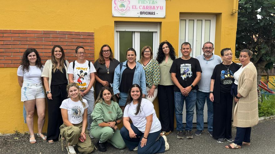 Responsables de las asociaciones, miembros de la Cofradía del Buen Suceso y familiares de niños con diversidad funcional, en la reunión celebrada este martes.