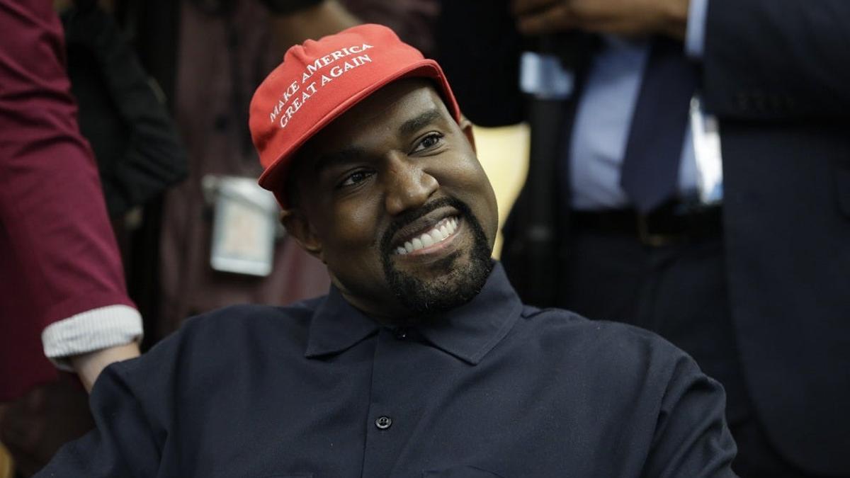Kanye West sonríe en su visita a Donald Trump