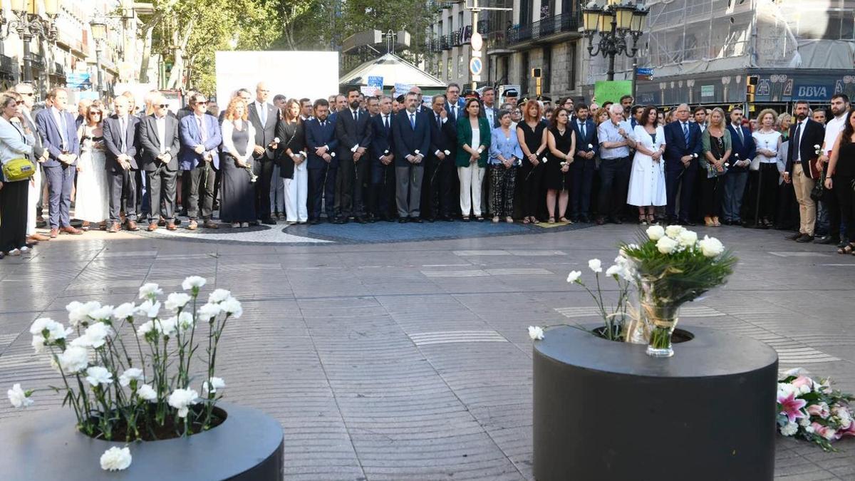 Homenaje a las víctimas de los atentados de Las Ramblas de Barcelona y Cambrils, en su segundo aniversario, con las autoridades al fondo.