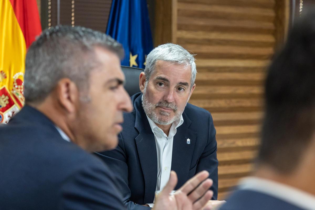 El presidente Fernando Clavijo escucha al consejero de Economía y presidente del PP en Canarias, Manuel Domínguez.