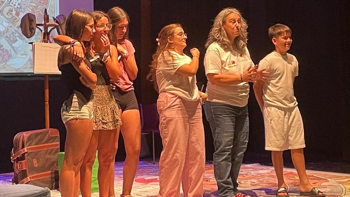 Imágenes de la representación de la obra teatral 'Rumbo desconocido'