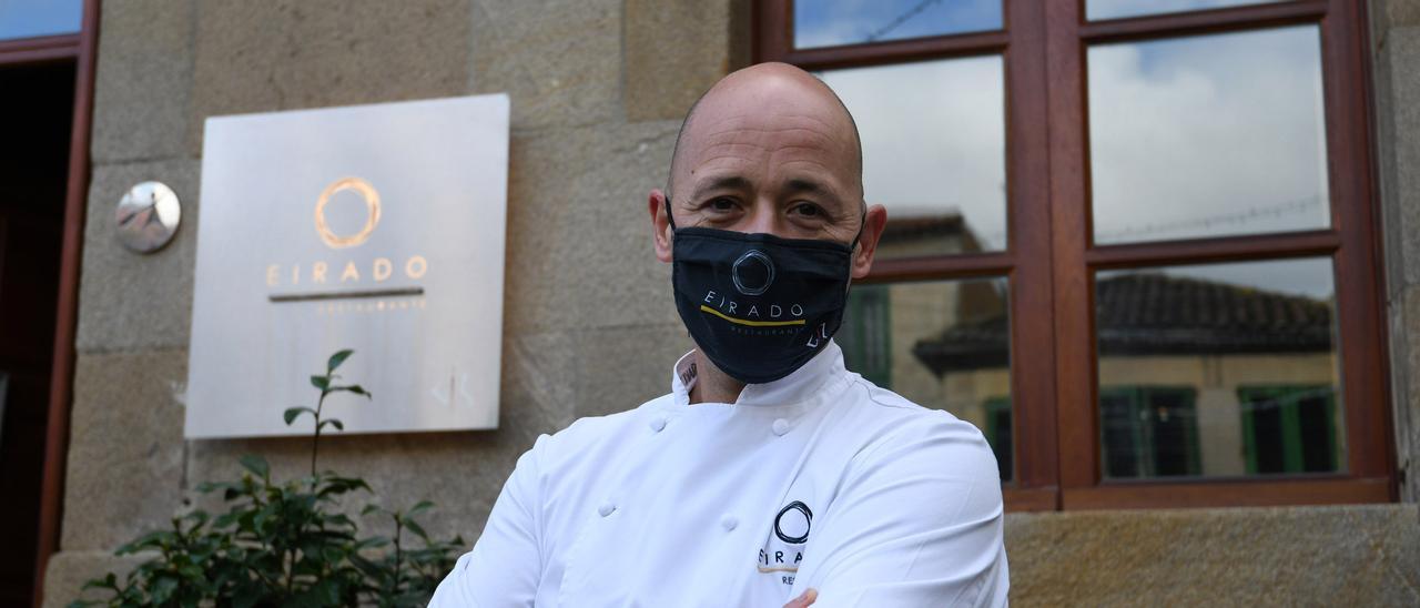 Iñaki Bretal ante O Eirado, restaurante reconocido con una estrella Michelin.