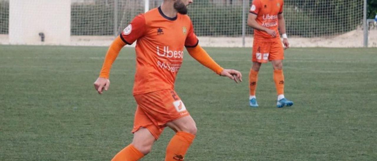 El Atzeneta conduce el balón en el partido ante el Callosa. | ATZENETA UE