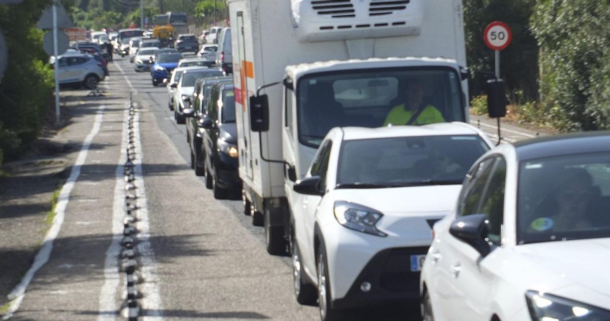 Bekanntes Bild auf der Umgehungsstraße von Sóller: Ein Auto reiht sich an das andere, viele davon sind Mietwagen.