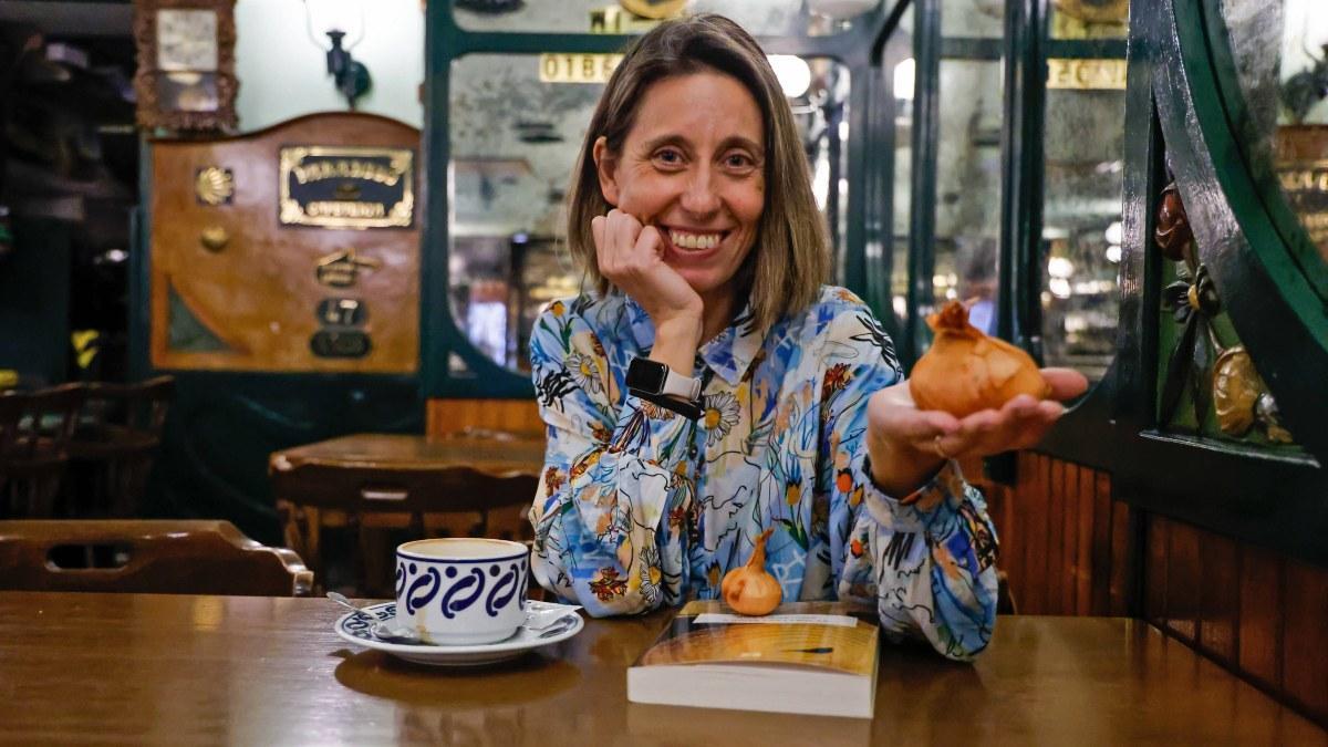 Rosa Aneiros en el café Paradiso de Santiago con un detalle alusivo a su nuevo libro ‘A noite das cebolas