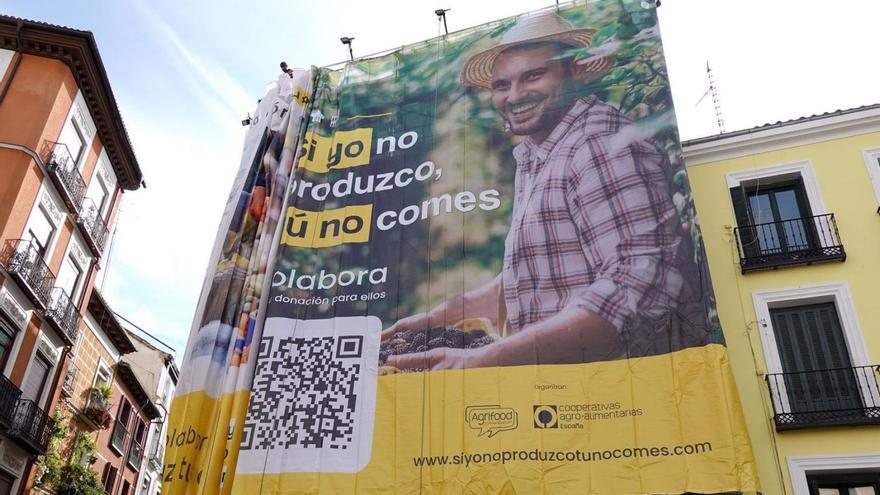 Despliegue de una lona en la Plaza de Juan Pujol de Malasaña con motivo de la iniciativa. | L.O.