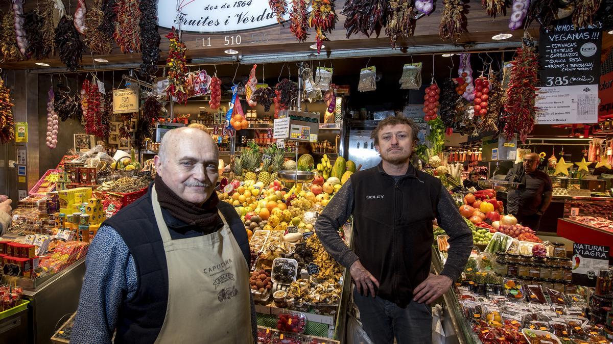 Eduard Soley, y su hijo Jaume, ahora al frente del negocio, en su puesto de la Boqueria.