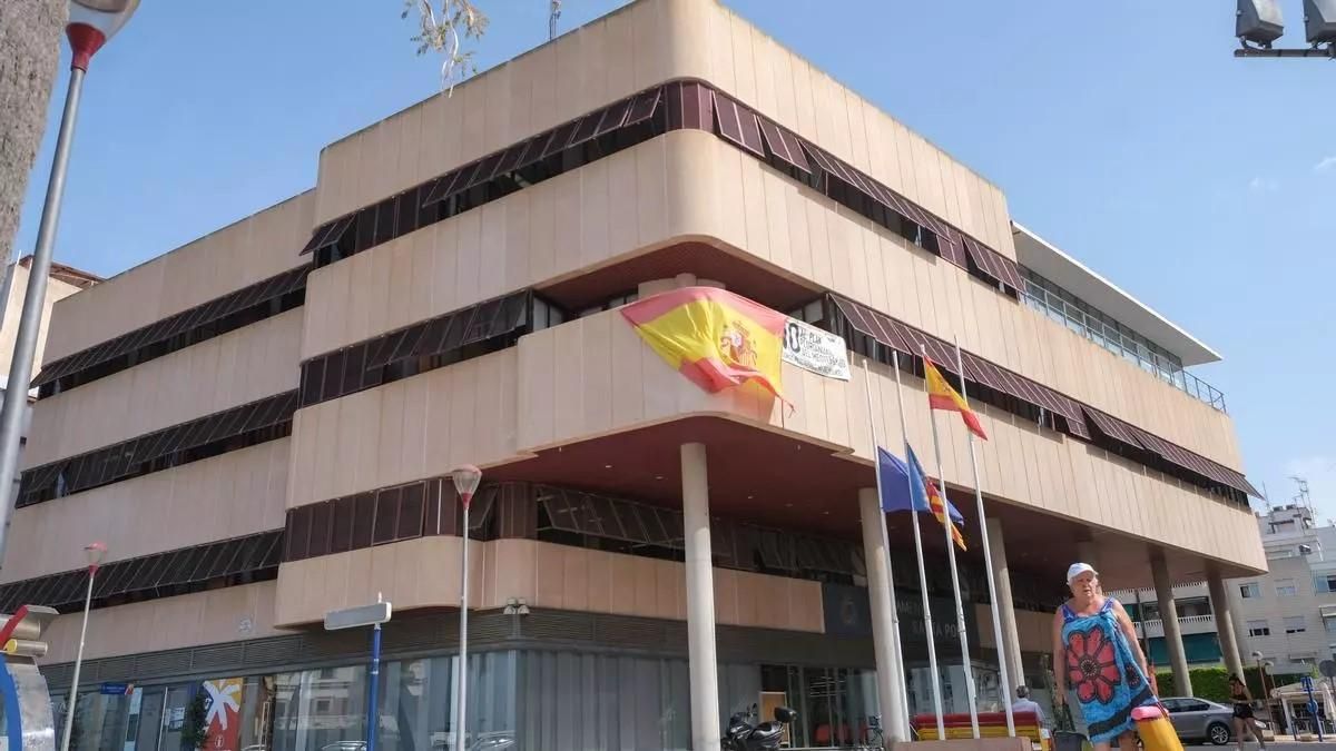 Imagen de archivo de la fachada del edificio del Ayuntamiento de Santa Pola