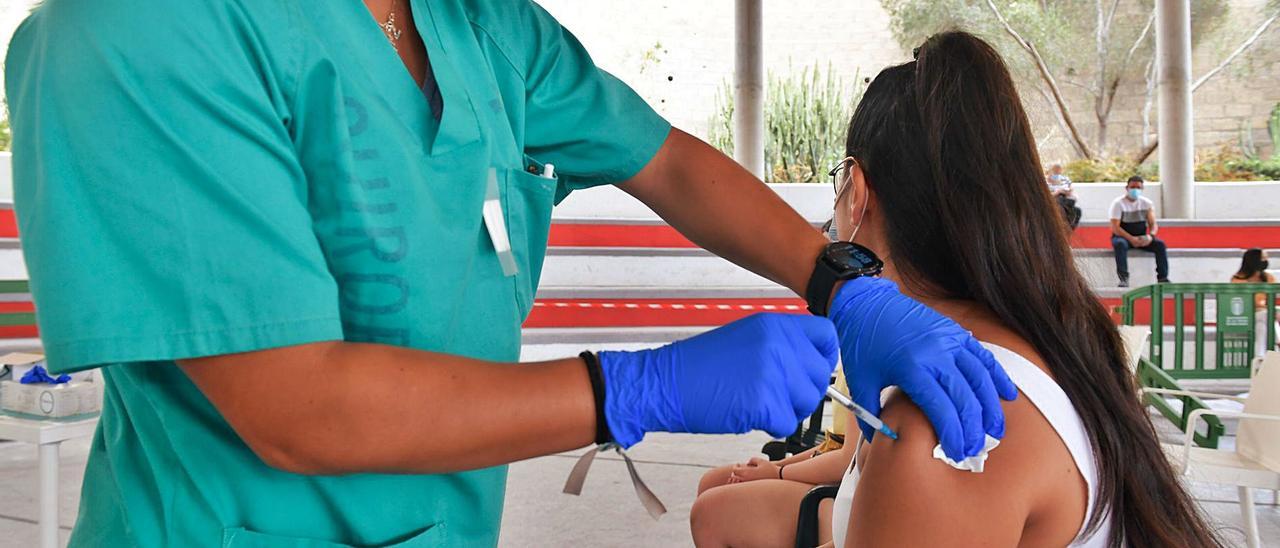 Canarias se plantea obligar a ponerse la vacuna a los empleados públicos