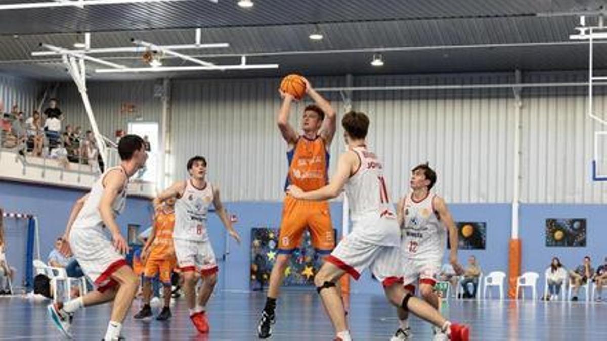 Medori ejecuta un lanzamiento durante un partido del Sa Real Instalaciones Arévalo Ibiza