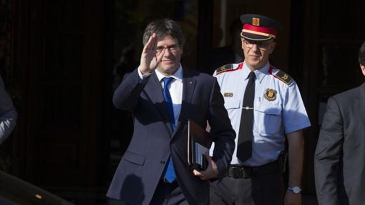 El 'president' Carles Puigdemont, a la salida del Parlament, en junio.