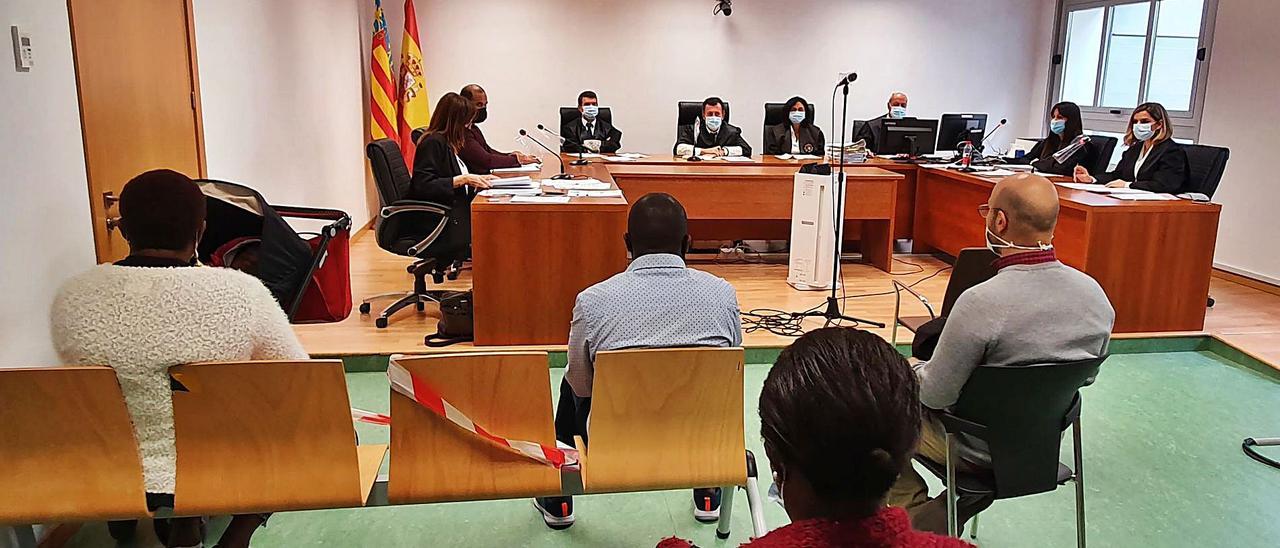 Los tres acusados, a la izquierda junto al intérprete, ayer en el juicio iniciado en la Audiencia de Alicante. |