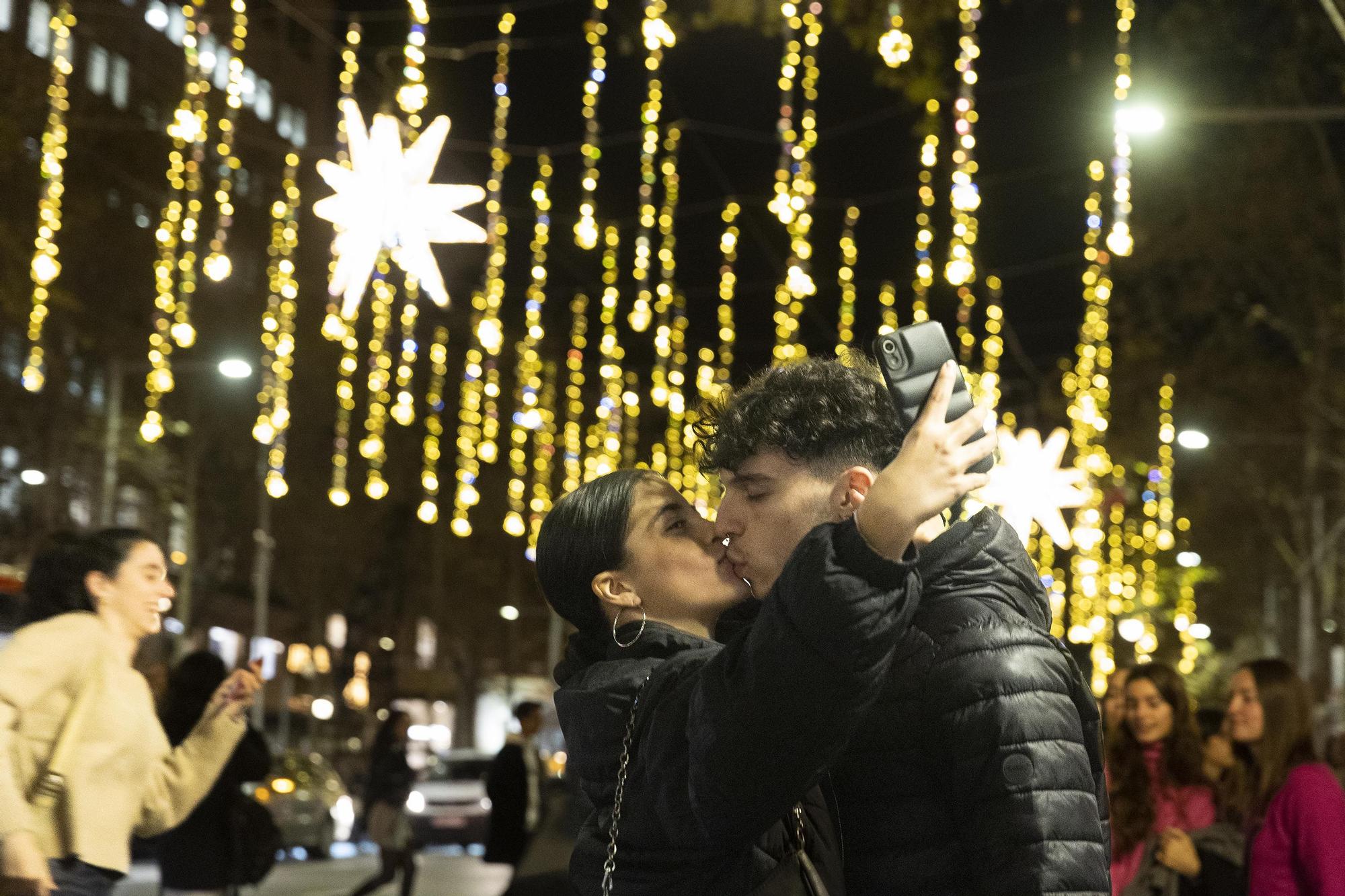 En imágenes: así brilla el alumbrado navideño de Barcelona