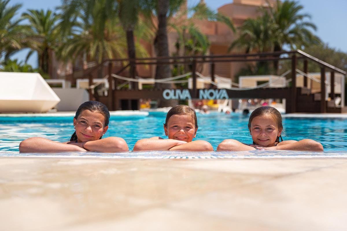 La familia al completo puede disfrutar en Oliva Nova, desde relajándose hasta a la diversión del Kids Club.