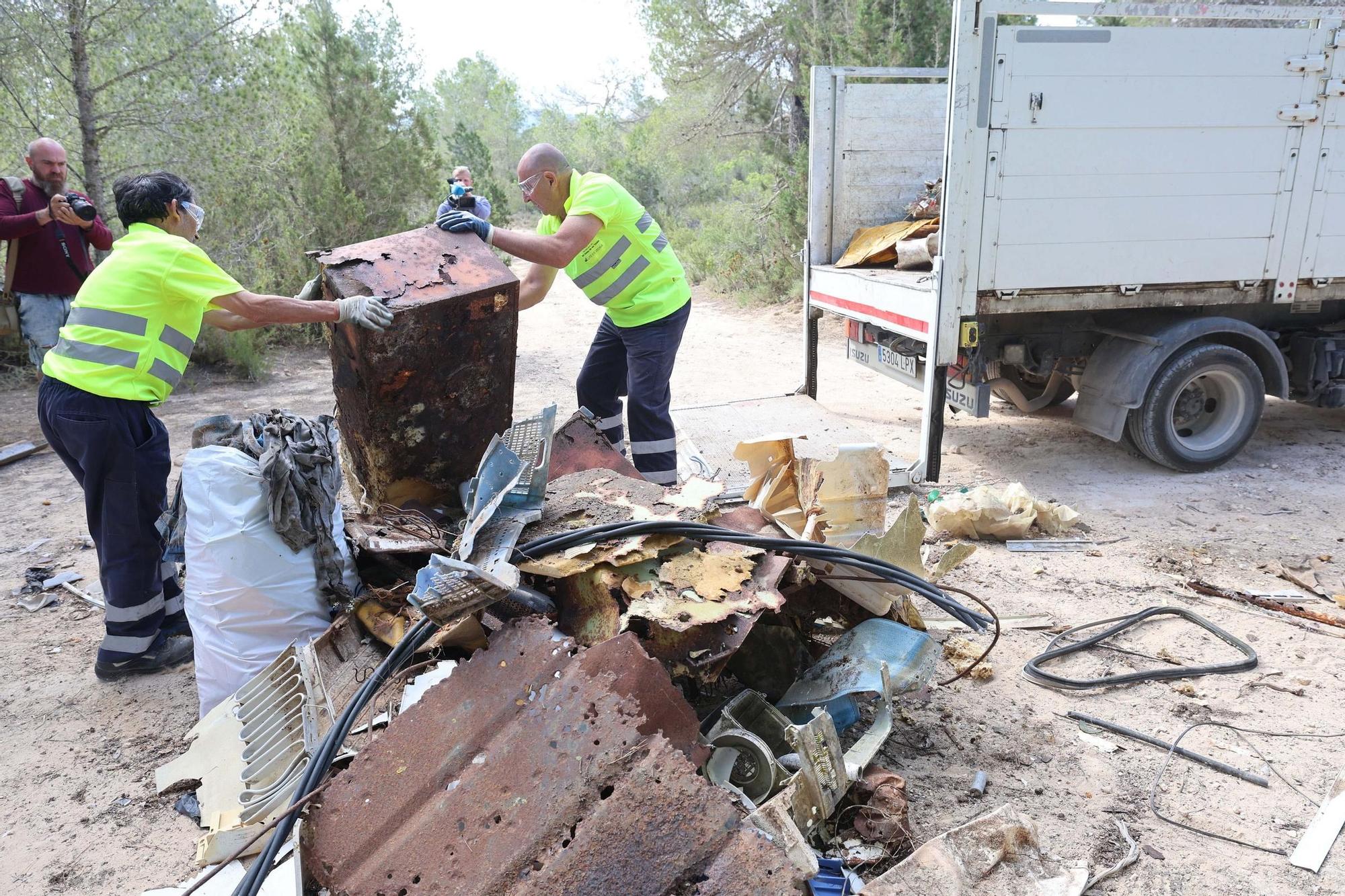 Retirados 600 kilos de residuos vertidos en un bosque de Cala Bassa