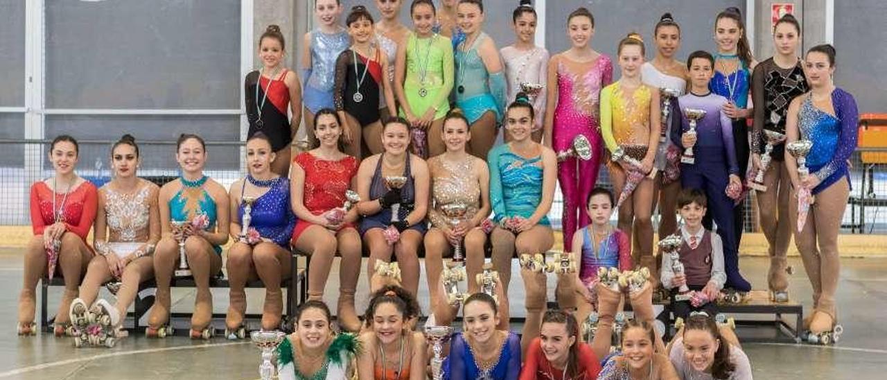 Los participantes en el torneo de discos largos de patinaje artístico.