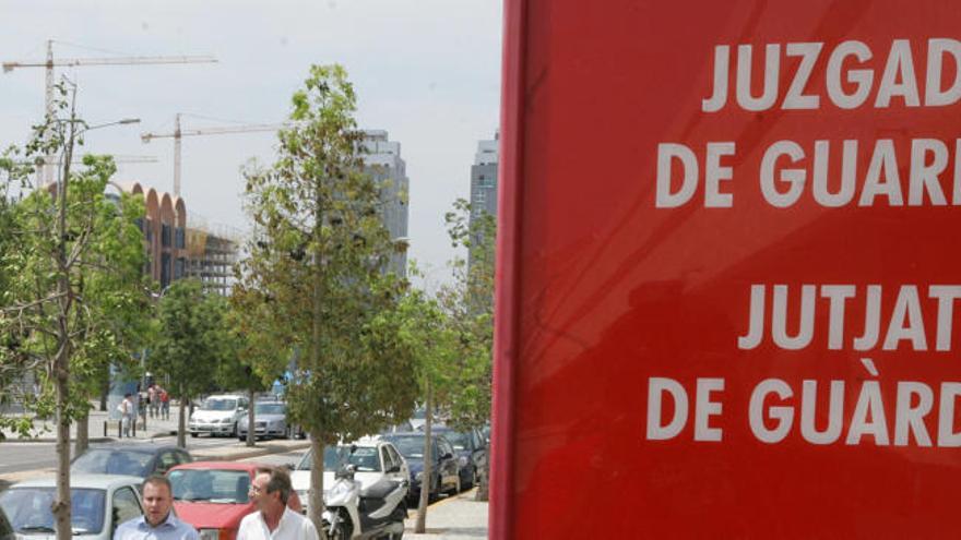 Una imagen de archivo de la puerta de los juzgados.