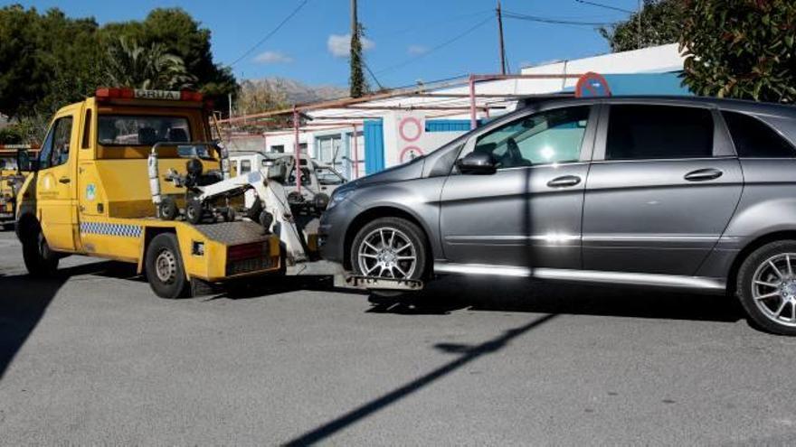 Piden investigar supuestos cobros ilegales en el servicio que presta la grúa de Rojales