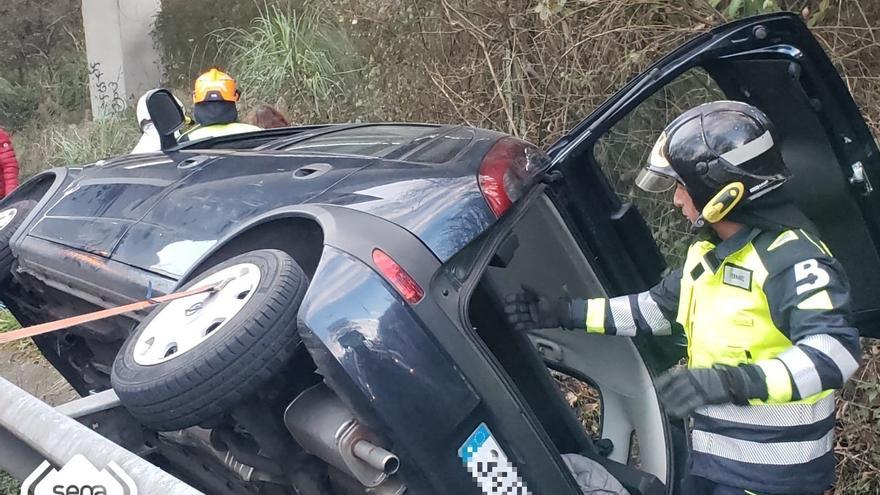 Vuelca un coche sin heridos en la rotonda de El Bayu, en Siero