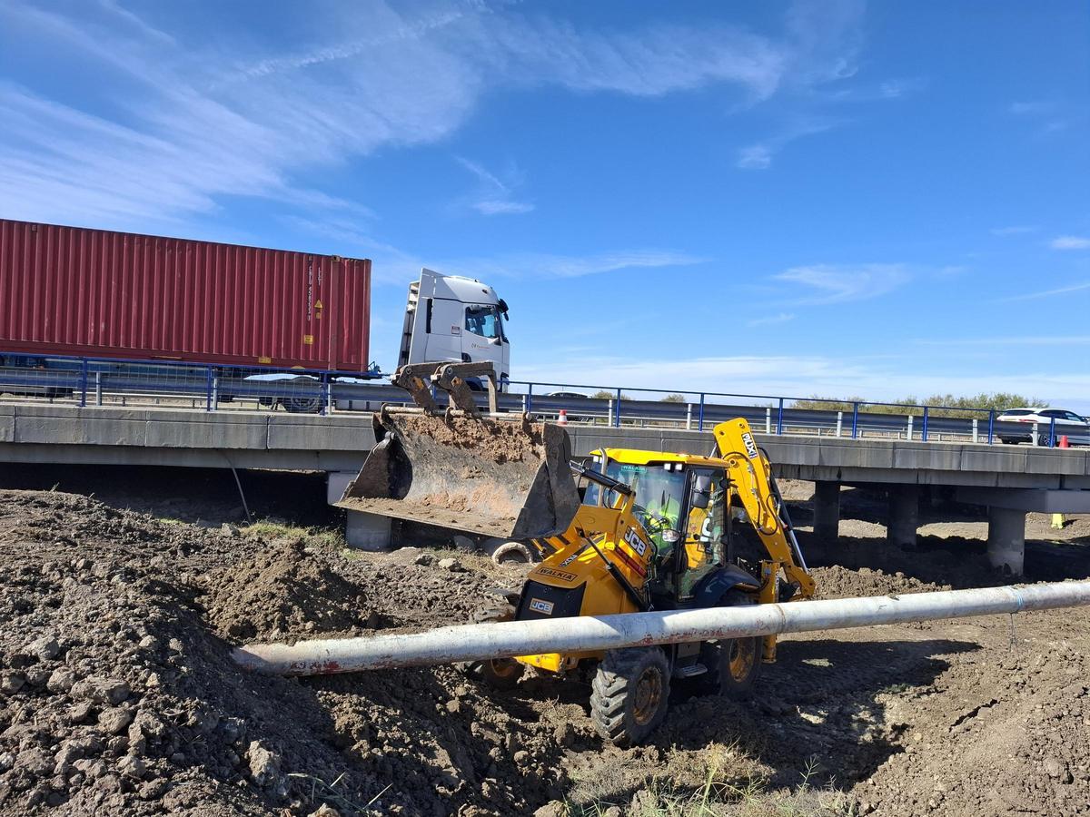 Actuaciones de limpieza y mejora hidráulica ejecutadas bajo la autopista AP-4 sobre el arroyo de Las Pájaras en Sevilla