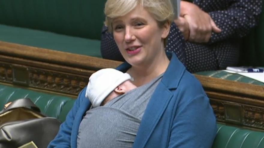 La Cámara de los Comunes británica afea a una diputada que llevase a su bebé al pleno