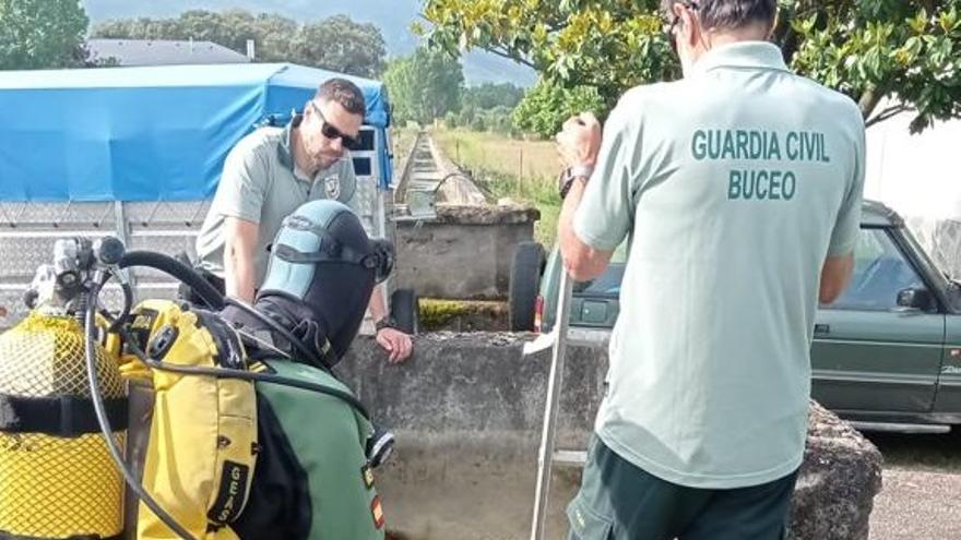 El grupo de especialistas en actividades acuáticas de la Guardia Civil durante el rescate.