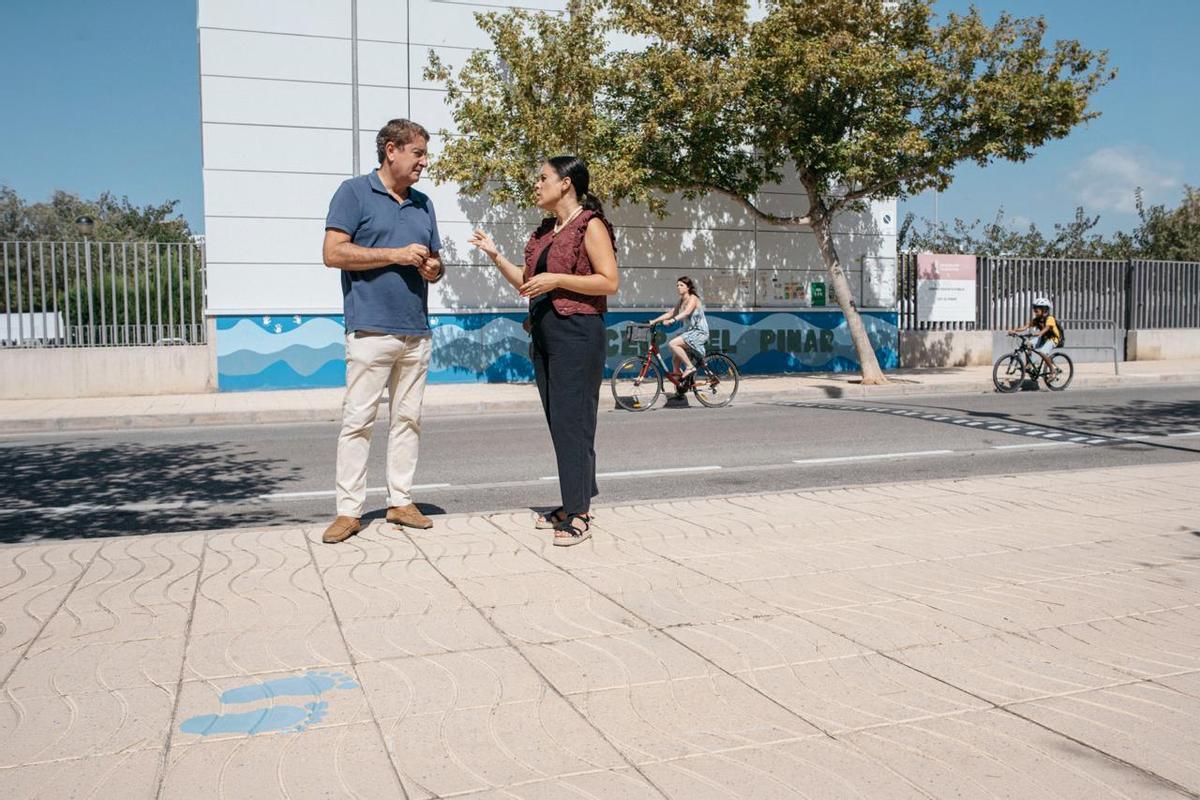 Gonzalo Romero y Ester Giner frente al CEIP El Pinar.