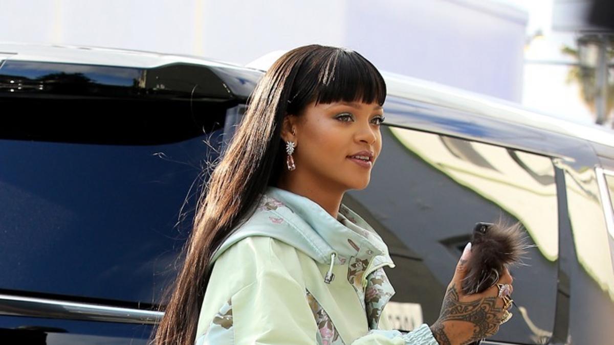 Rihanna viste de su propia firma