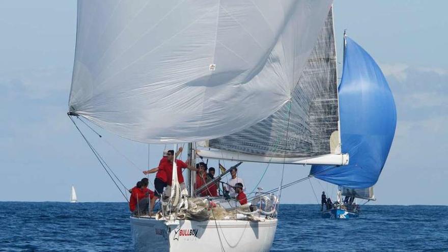 El &quot;BullBox&quot; y el &quot;Taxus Medio Ambiente&quot;, durante la regata.