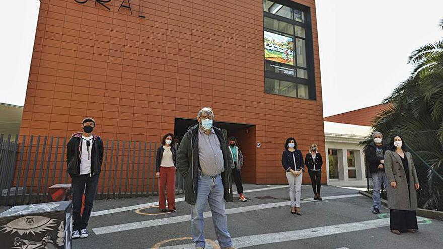 Los premiados, ayer, en la puerta de la Factoría Cultural. | R. Solís