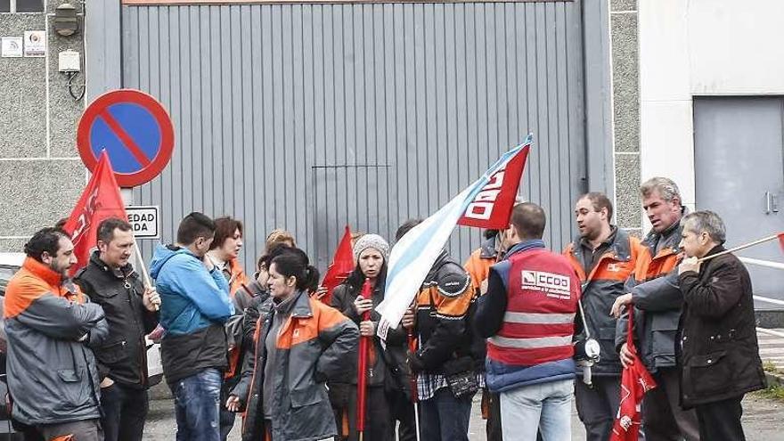 Trabajadores de Unipost protestan ante la sede la firma en A Coruña.