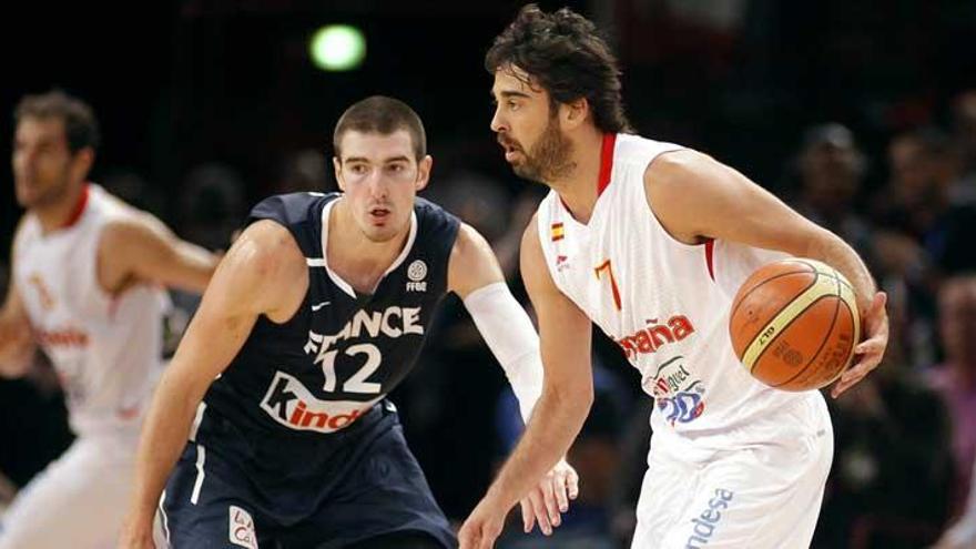 Juan Carlos Navarro, de blanco, protegiendo el balón