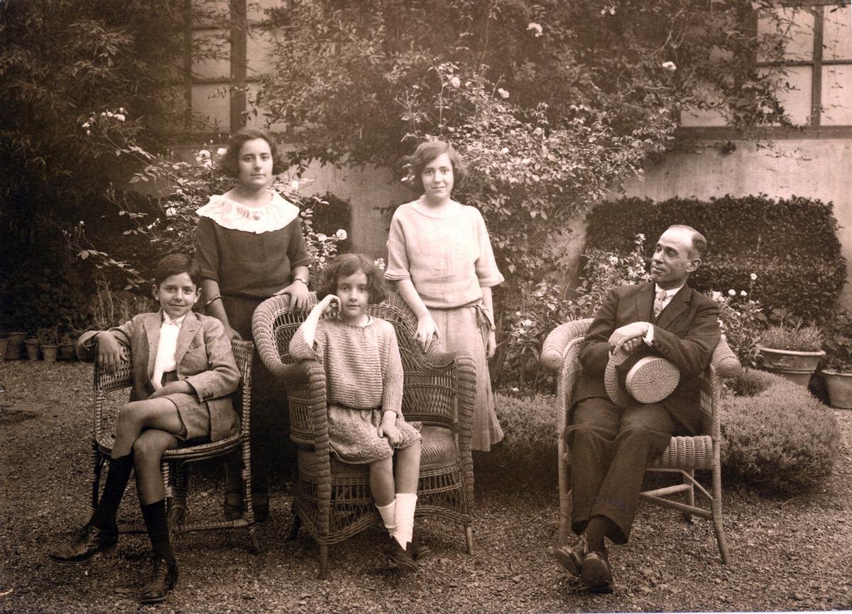 Cristóbal Benítez, con sus cuatro hijos hacia 1925, entre ellos Yiyi Benítez, de pie con vestido claro, la madre de Sari Huelin Benítez.