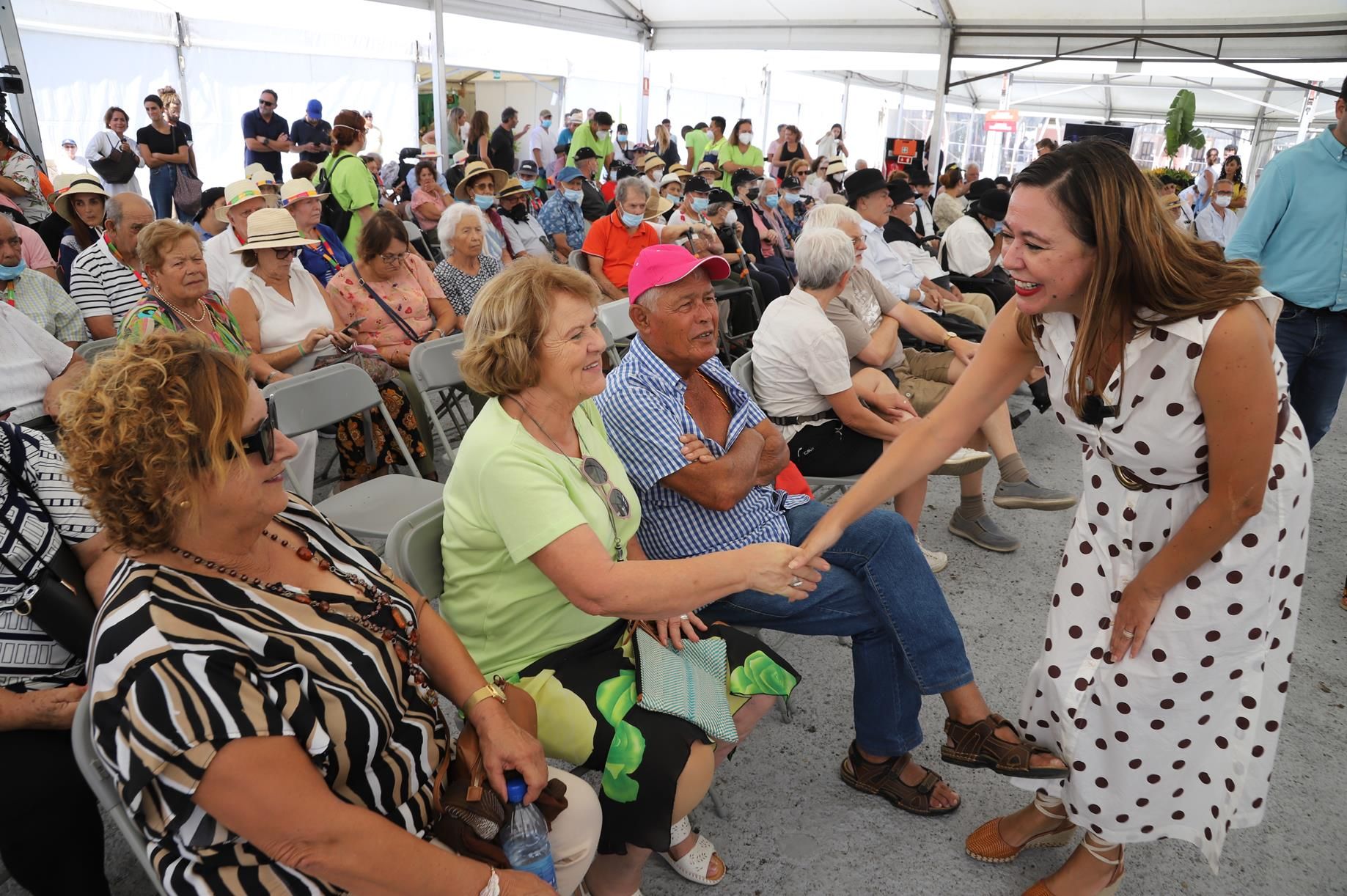 Los usuarios de los centros de mayores de Lanzarote visitan a Los Dolores y la feria de artesanía