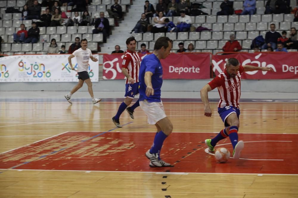 Partido benéfico entre exjugadores del Sporting y del Oviedo en favor de la Asociación Adansi