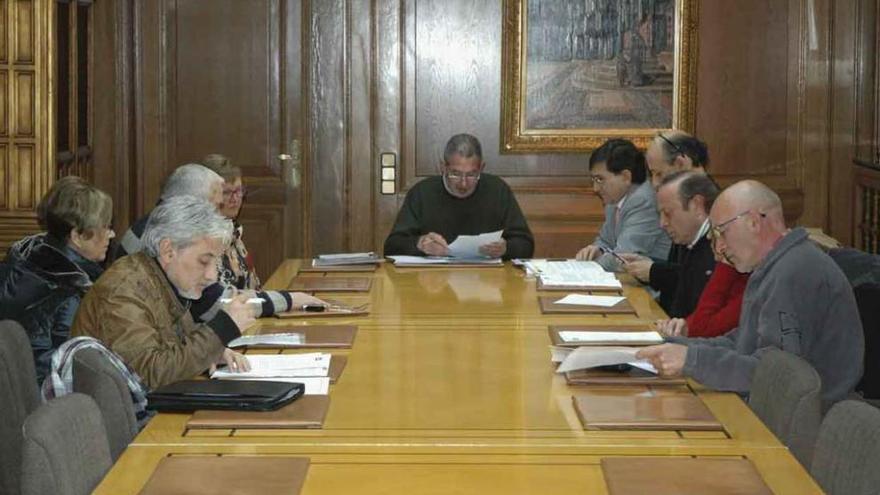 Reunión celebrada ayer entre la Diputación y los alcaldes de los municipios implicados.