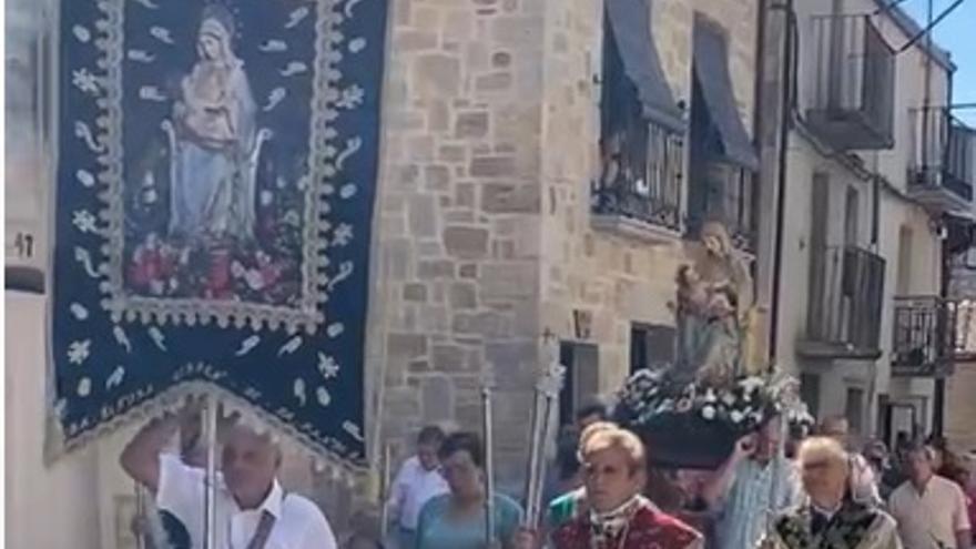 VÍDEO | Fermoselle se vuelca con la Virgen de la Bandera