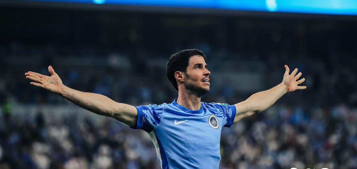 Edu García celebra un gol con el  Shenzhen Peng City.