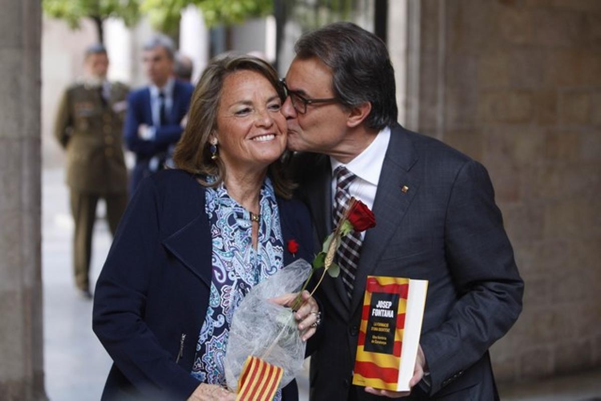 Artur Mas i la seva dona, Helena Rakosnik, s’intercanvien una rosa i un llibre.