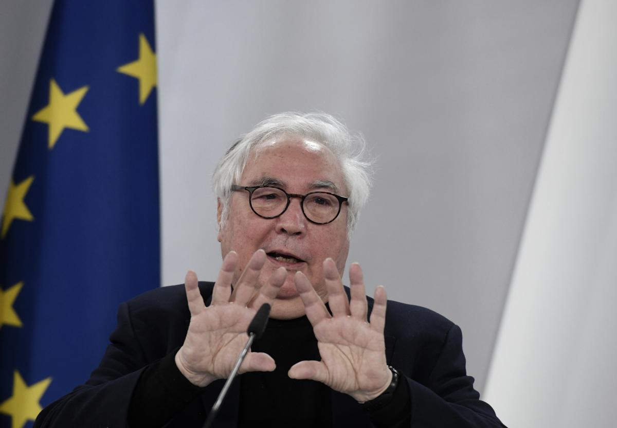 Manuel Castells dimiteix com a ministre d’Universitats per motius de salut