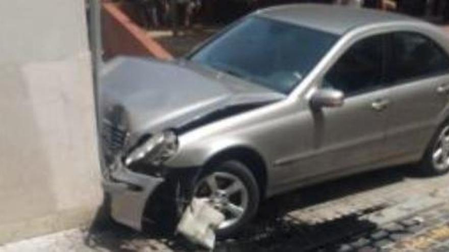 Un vehicle s&#039;encasta a la paret d&#039;un edifici del carrer de la Jonquera de Figueres