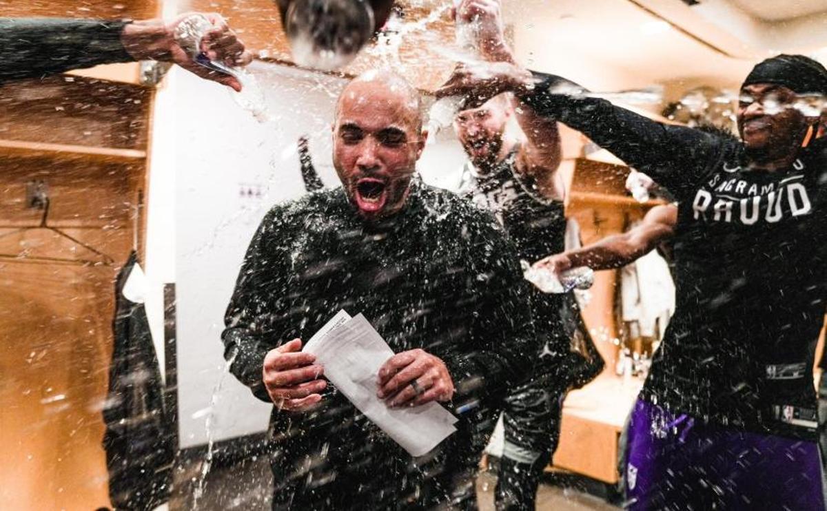 Jordi Fernández, duchado por los jugadores de los Kings cuando entró en el vestuario tras la victoria /