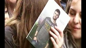 Centenars d’aficionats reben el Barça a Bilbao